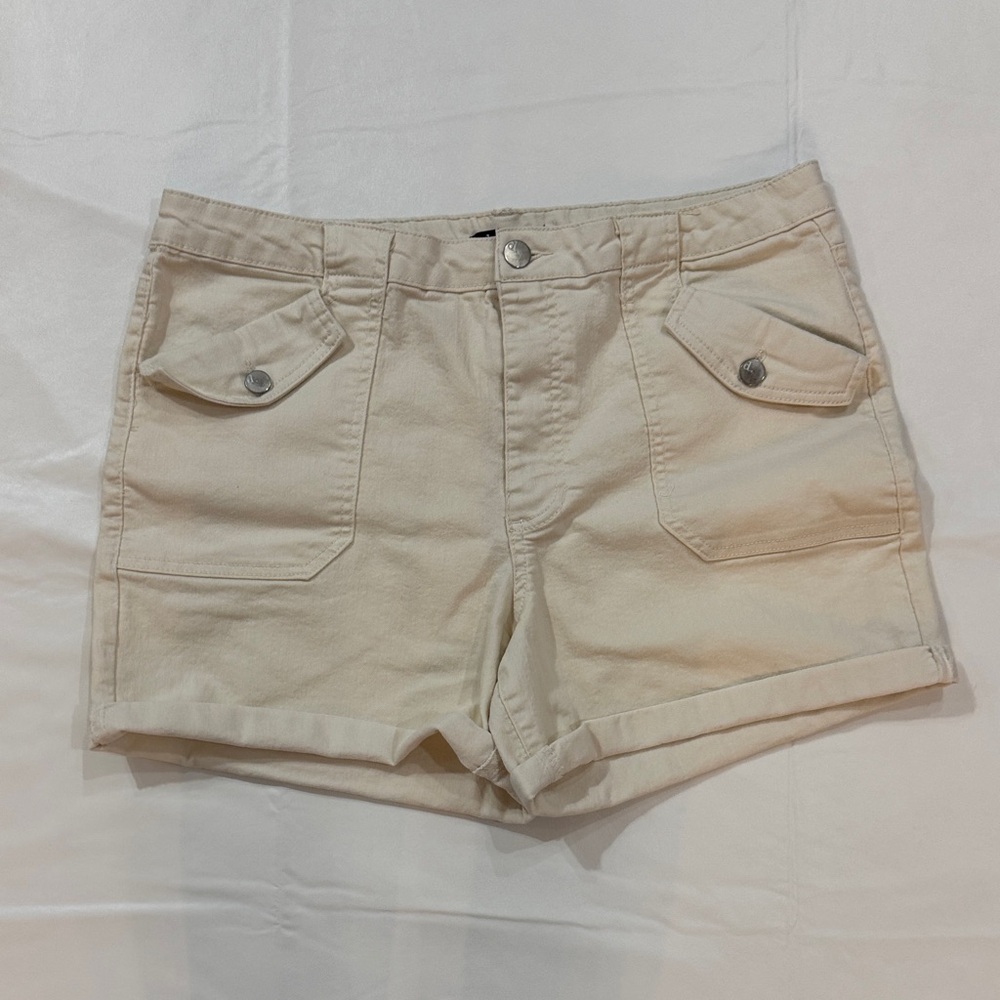 d. jeans Women's Cream Cargo Shorts